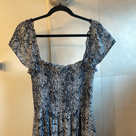 Short Sleeve Reformation Rosamund Serpent Blue Snakeskin Midi Smocked Dress - Picture 7 of 12